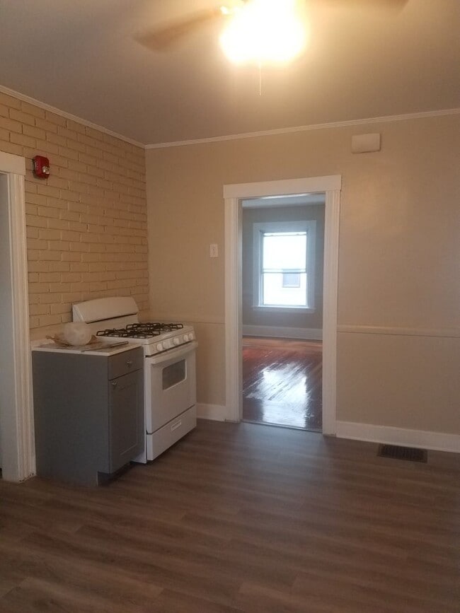 Building Photo - 34 Roberts St