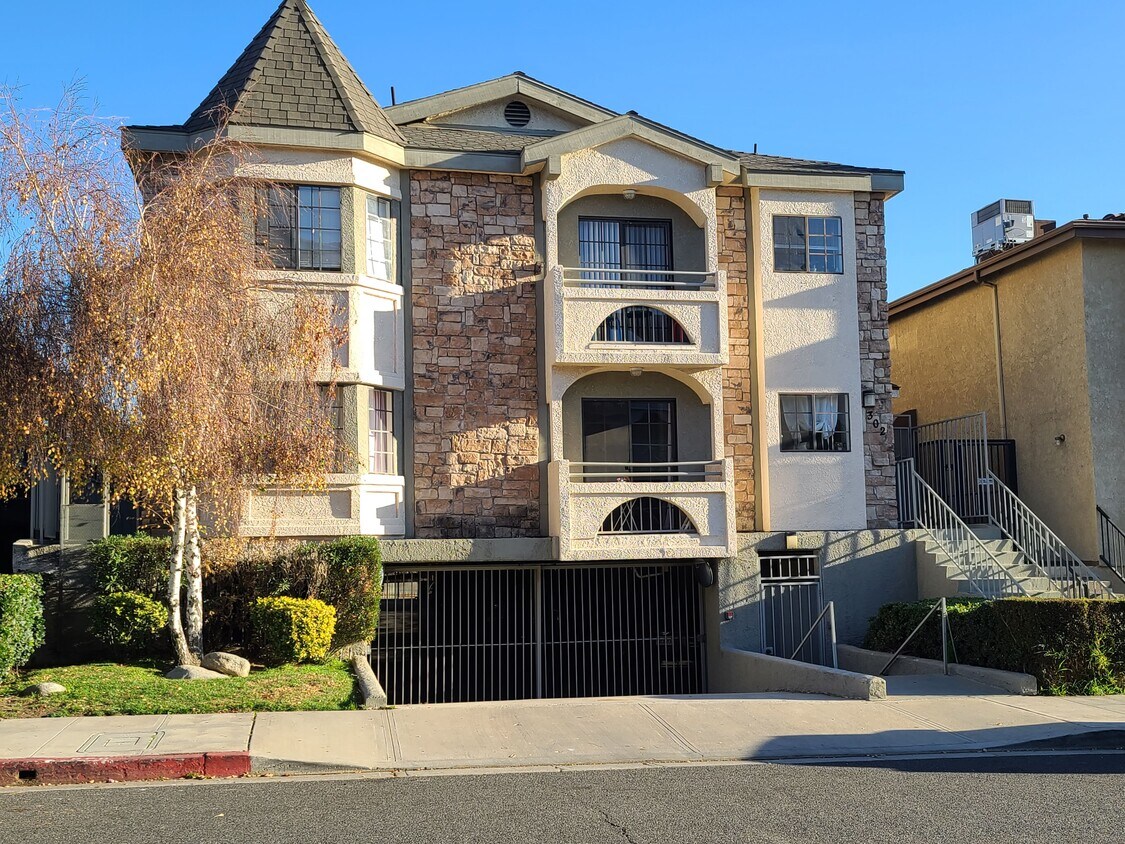Foto principal - 302 E Elmwood Ave