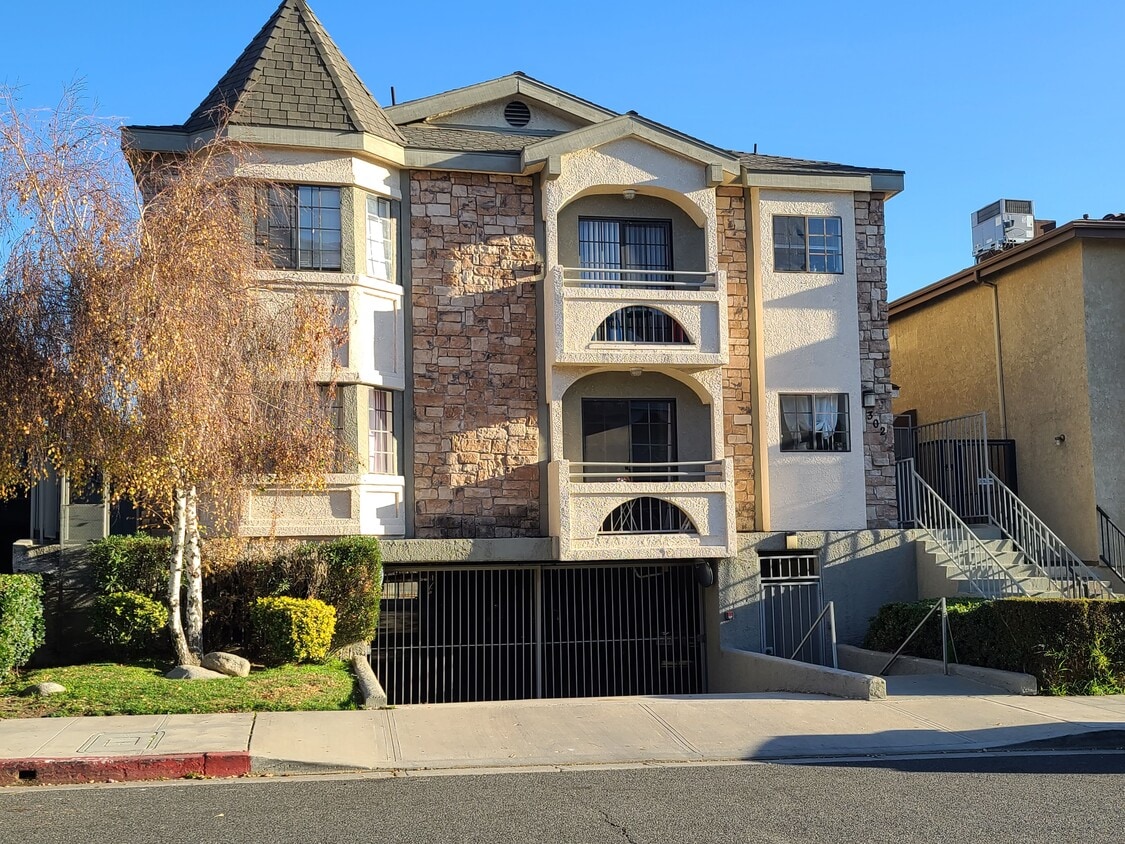 Primary Photo - 302 E Elmwood Ave