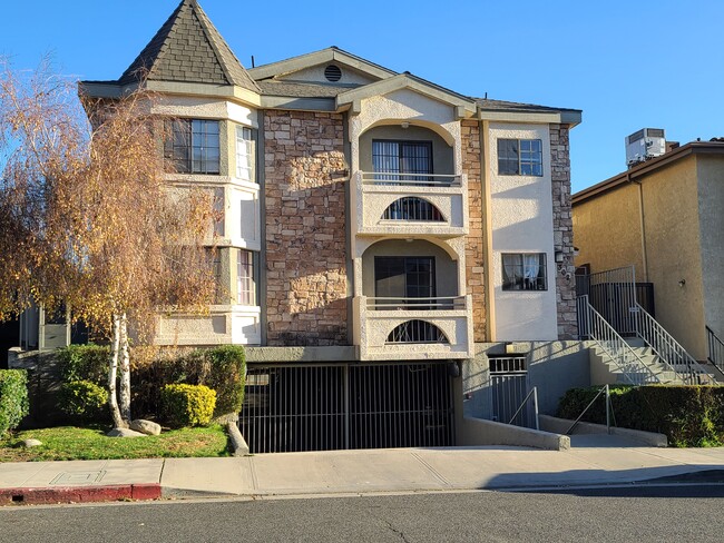 Building Photo - 302 E Elmwood Ave