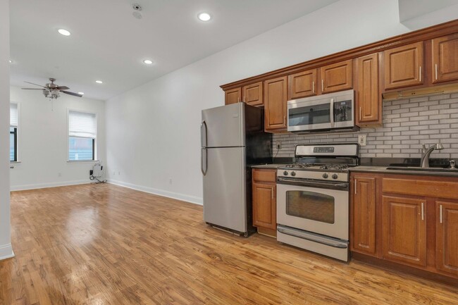 Building Photo - 356 Varick St