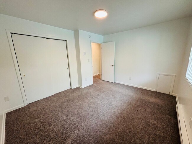 Building Photo - 2 Bedroom, 1 Bath Apartment