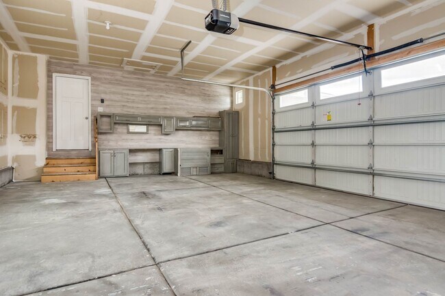 Building Photo - Beautiful Rambler Style Single Family Home...