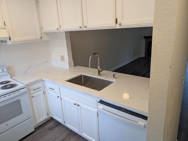 Building Photo - Completely remodeled and updated condo close to Fresno State and shopping. *Ask about the Move-in...