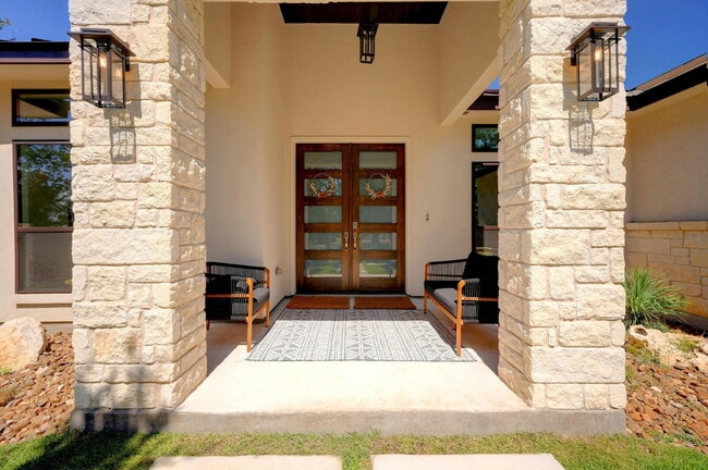Building Photo - Spacious 4-Bed Oasis at this Canyon Lake Gem!