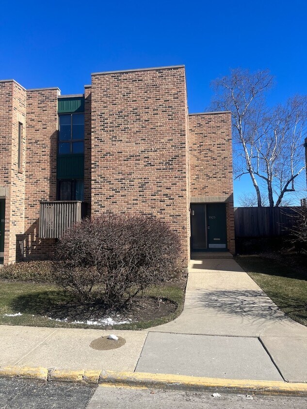 1925 Songsparrow Ct, Schaumburg, IL 60173 Townhome Rentals in