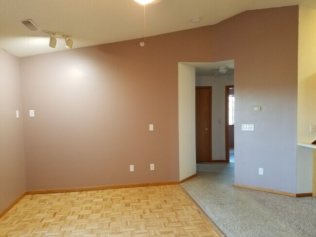 Foto del edificio - 2664 Triple Crown Ln