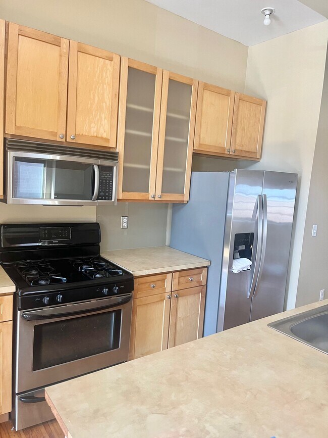 Applianced Kitchen - 1206 Clay St