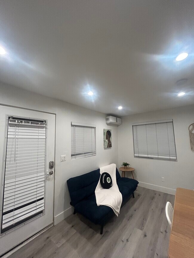 Sala de estar - Acogedora - 8549 Elizalde Ave