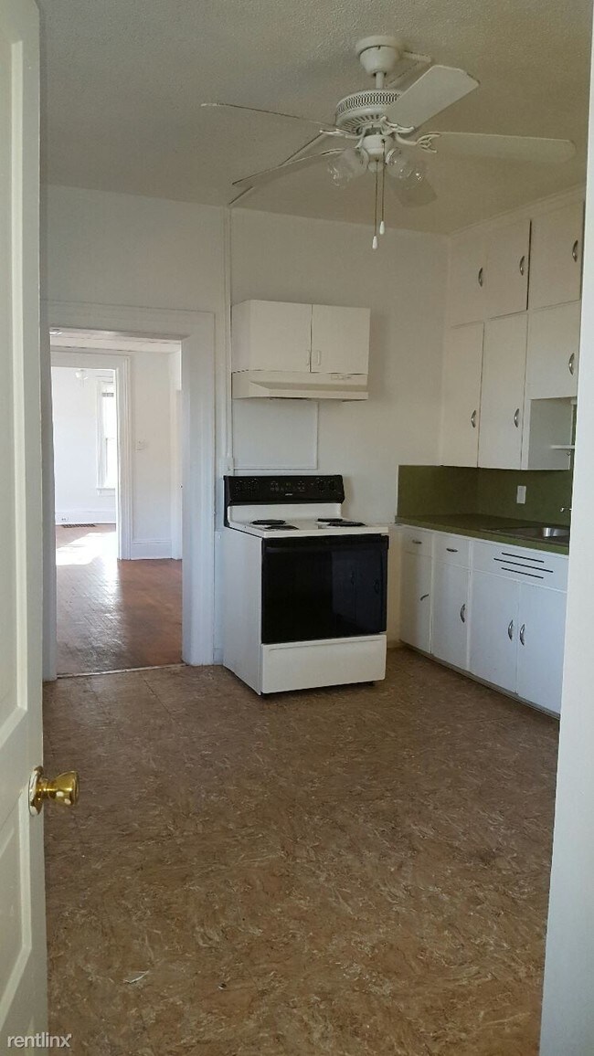 Building Photo - 3 br, 1 bath  - 210 Ferris St # 1