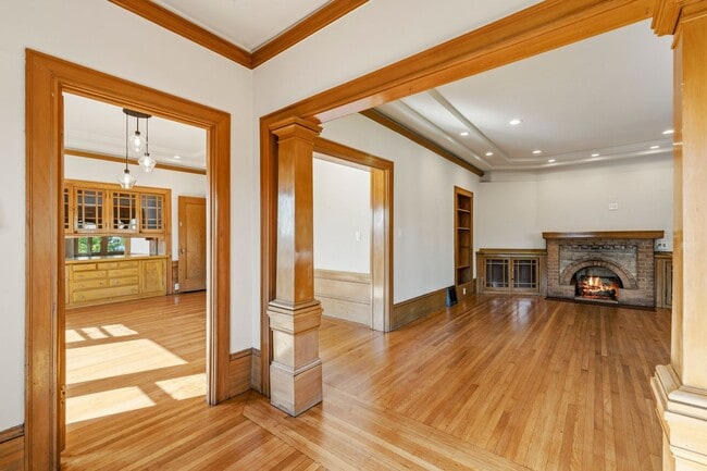 Building Photo - Classic 3bed/2bath Home Near Lake Merritt with Fresh Updates