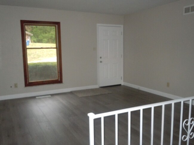 Building Photo - 29 Manor Dr