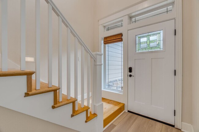 Building Photo - Stunning, spacious 4-bdrm/4-bath in Tigard. Fireplace, massive decks, next to nature