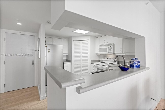 Building Photo - 701 Brickell Key Blvd