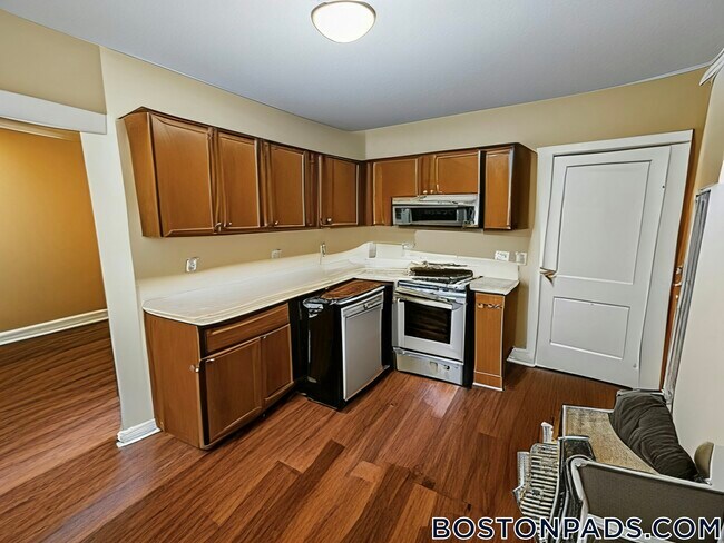 Foto del edificio - 16 Lakeville Rd