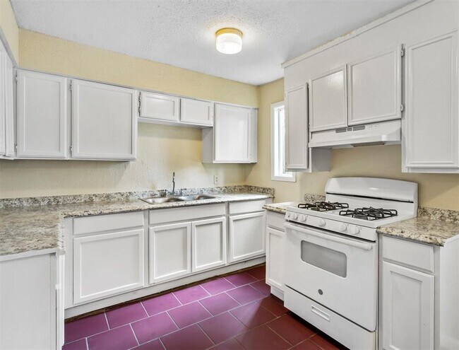 Building Photo - 8122 Homewood Ln