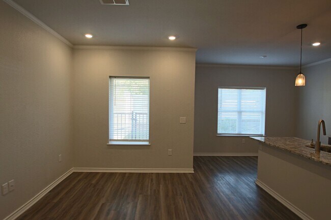 Foto del edificio - Coming Soon! Stunning 2 Bed 2.5 Bath 1 Car Garage Townhome in Tyler!