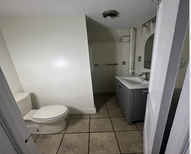 Building Photo - 60 Holmes Ct