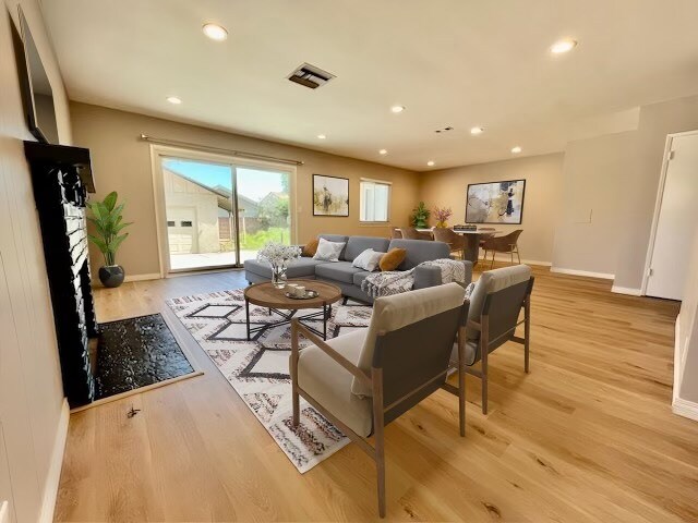 Foto del edificio - 7432 Donna Ave