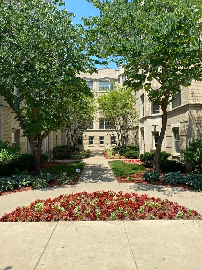 Building Photo - 1448 W Thorndale Ave