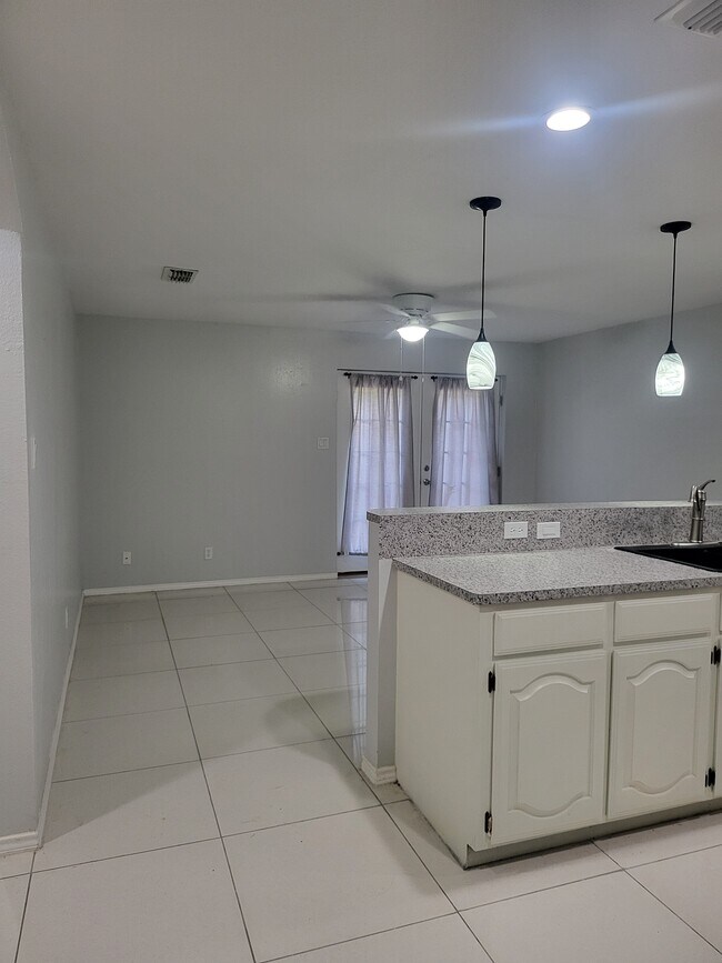 Foto del edificio - 2401 S Jackson Rd