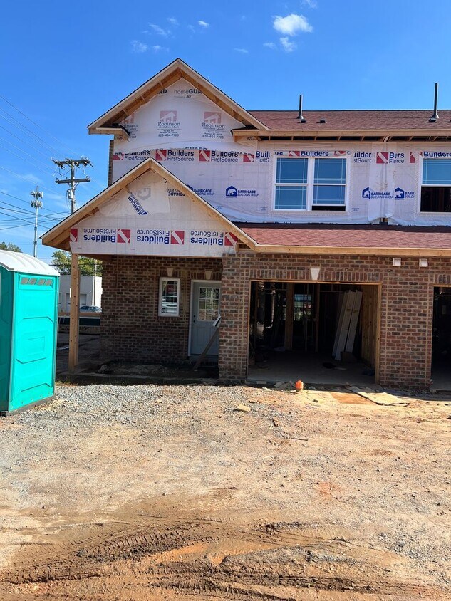 Foto del edificio - New Main Street Townhomes for Rent this Fall