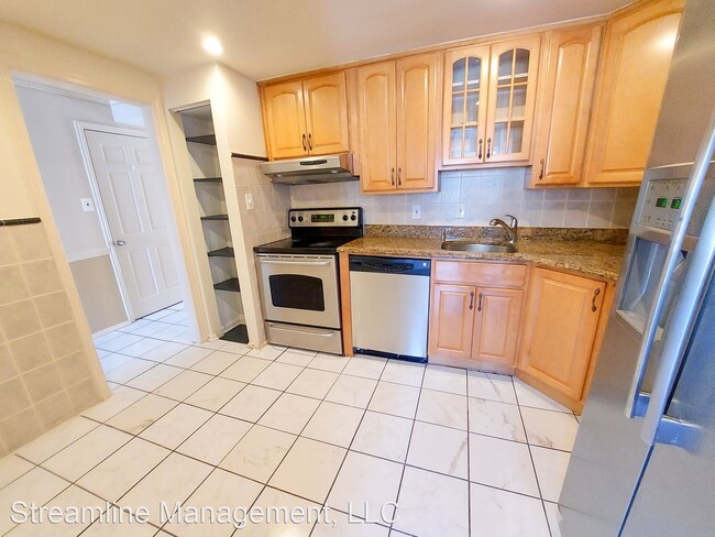 Building Photo - 4 br, 3.5 bath House - 3902 Tynewick Drive...