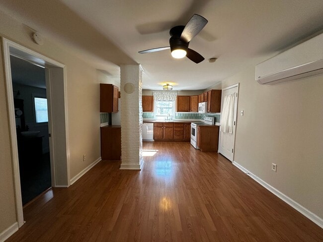 Building Photo - Black Mountain Rental