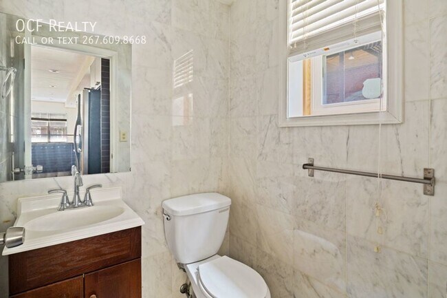 Building Photo - Stunning Bi-level 2 Bed Condo w/ Parking!