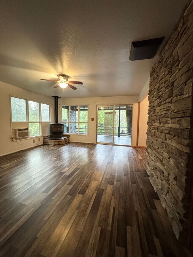 Building Photo - Cottage Style Home Nestled in the Trees!!!