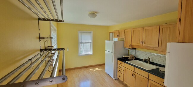 Building Photo - AVAILABLE AUGUST - 2 Bed, 1 Bath With Secl...