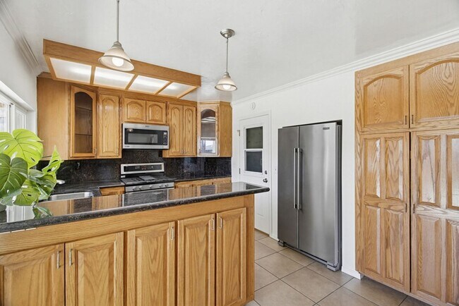 Foto del edificio - Single level, 4 bedroom, 2 bath home with 2 car garage and RV parking available now!