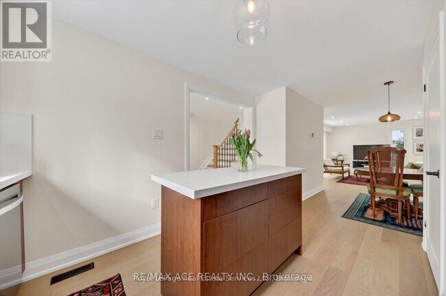 Photo du bâtiment - 100 Brimwood Blvd