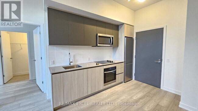 Photo du bâtiment - 5858 Yonge St