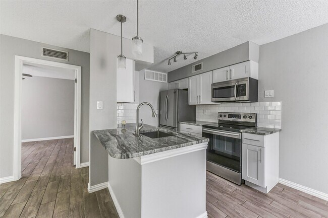 Foto del edificio - 250 El Dorado Blvd