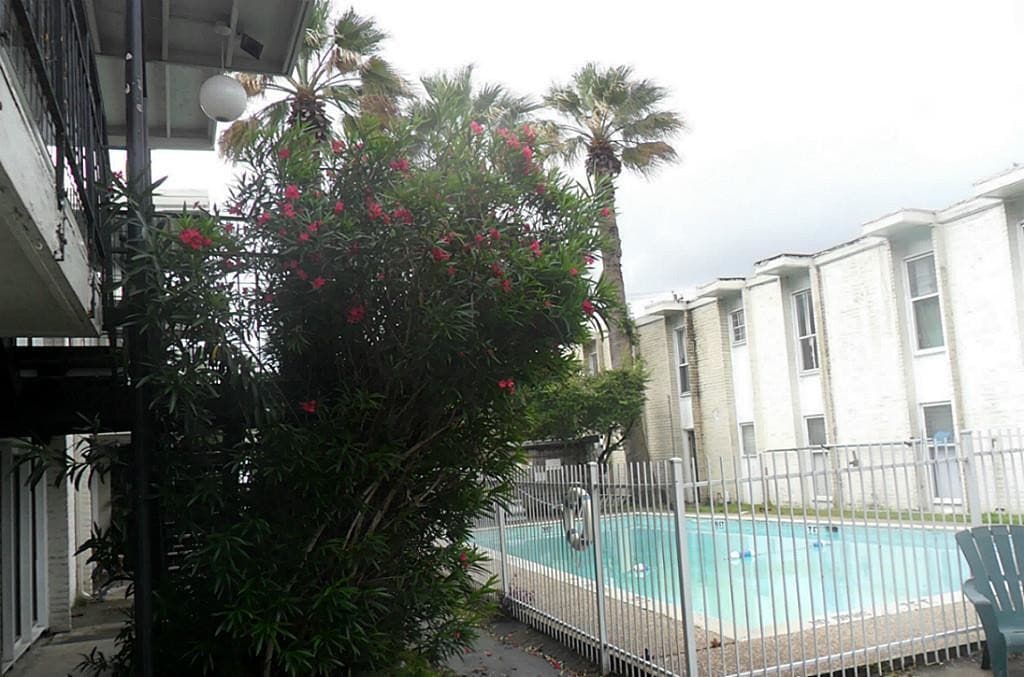 Primary Photo - 1000 Heights Blvd