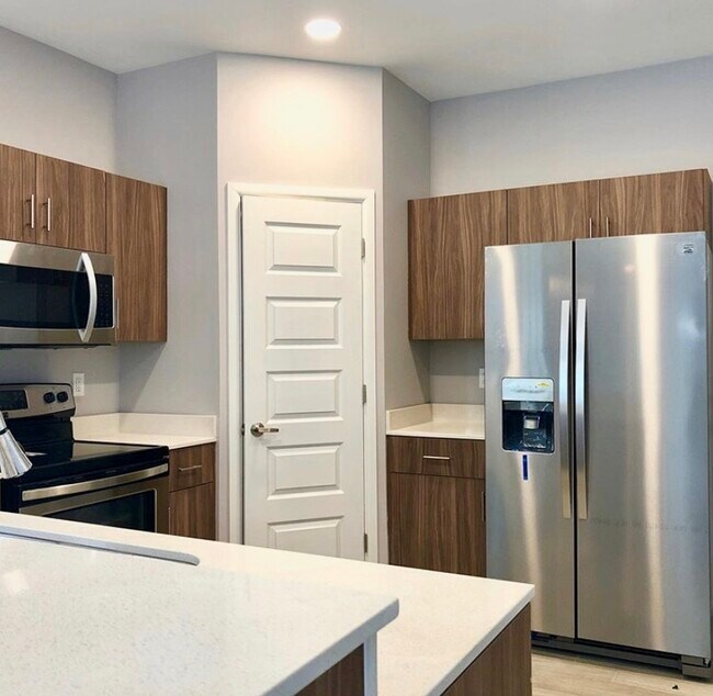 Building Photo - 3609 Tinsley Ave Unit 1