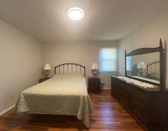 Foto del edificio - 8 Baker Ave