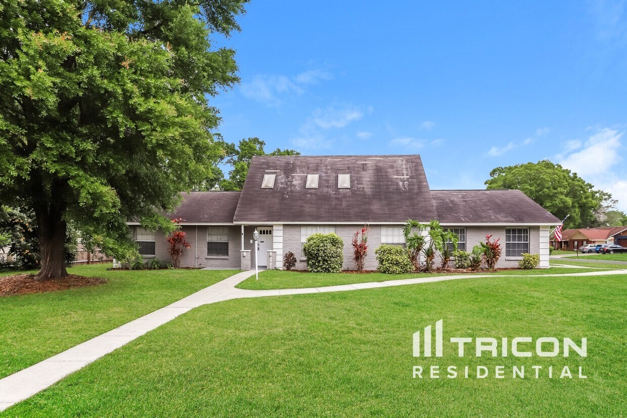 Primary Photo - 1807 N Waterman Drive Valrico FL