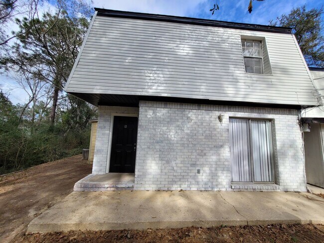 Building Photo - 1201 Lake Dr