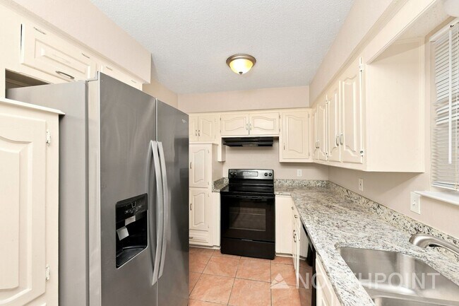 Foto del edificio - 3-Bedroom, 2 Bath Single Family for Rent in Dallas, TX | Front yard & Modern Kitchen