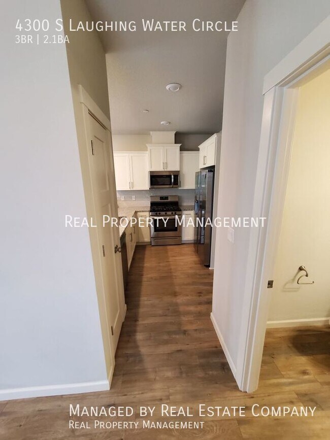 Foto del edificio - Modern Ridgefield Townhome with Two Car Ga...