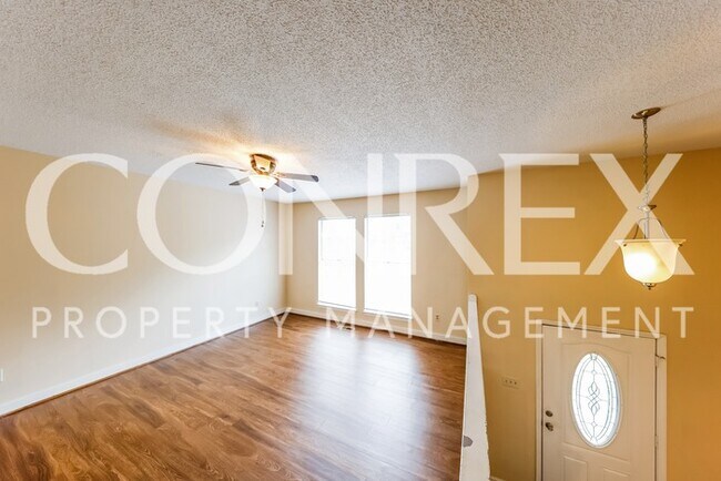 Foto del edificio - Updated 3 Bedroom with Beautiful Yard -- O...