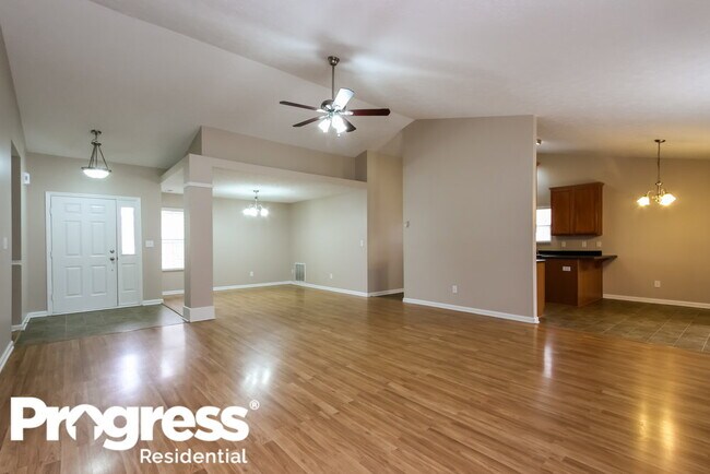 Building Photo - 4567 Everest Dr S