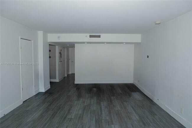 Building Photo - 20355 NE 34th Ct