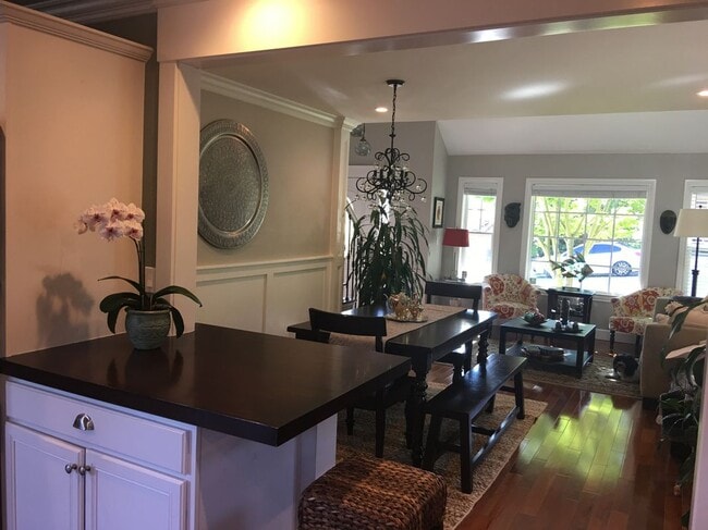 Foto del edificio - 5841 Charter Oaks Dr
