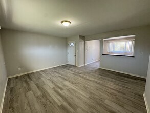 Building Photo - 398 W Ash Dr