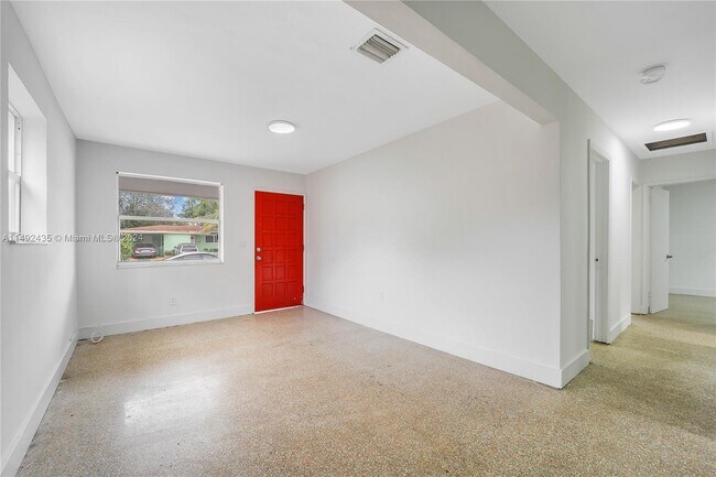 Foto del edificio - 570 NE 132nd St