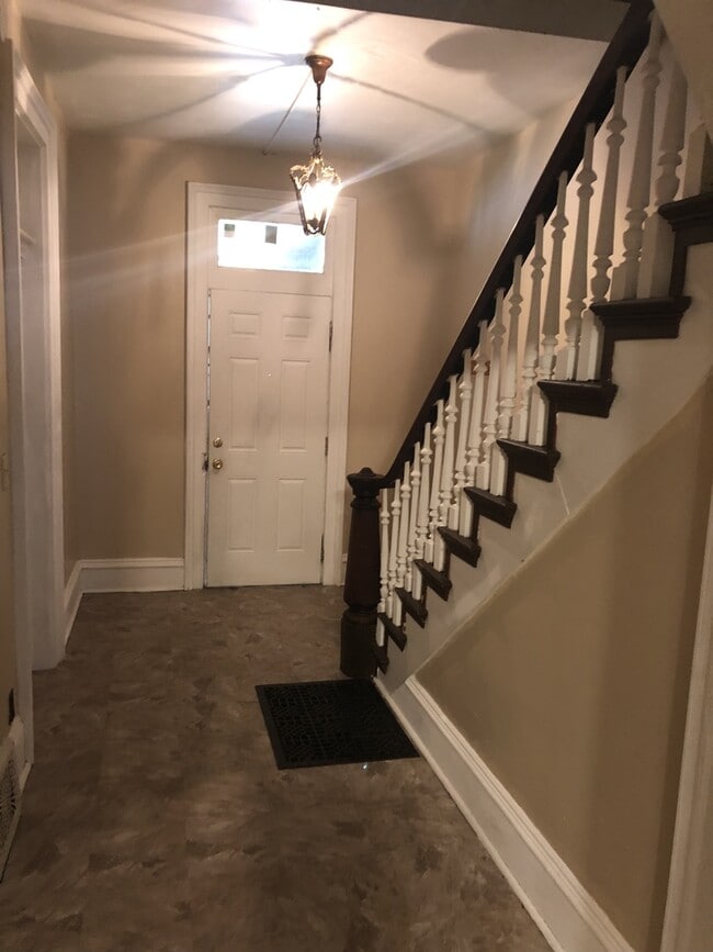 Foto del edificio - 4 bedroom and 2 bathroom house located on ...