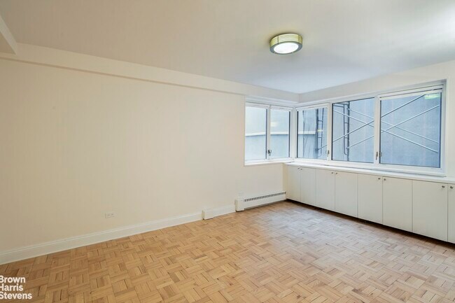 Building Photo - 20 E 68th St
